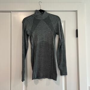 Athleta Women's Lightweight Wool Turtleneck Sweater Grey‎ Size Medium